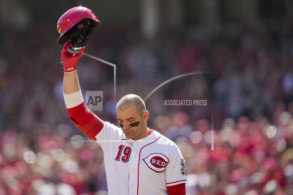 Votto extends power surge, Reds roll past Cubs 8-2